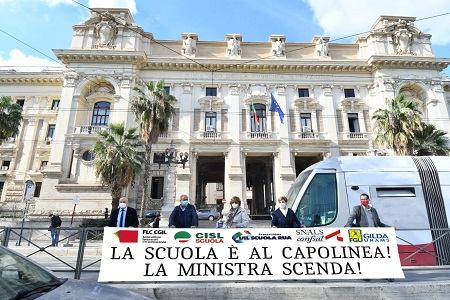 Dal concorso straordinario ai dati del monitoraggio, la scuola al capolinea- "LA MINISTRA SCENDA"